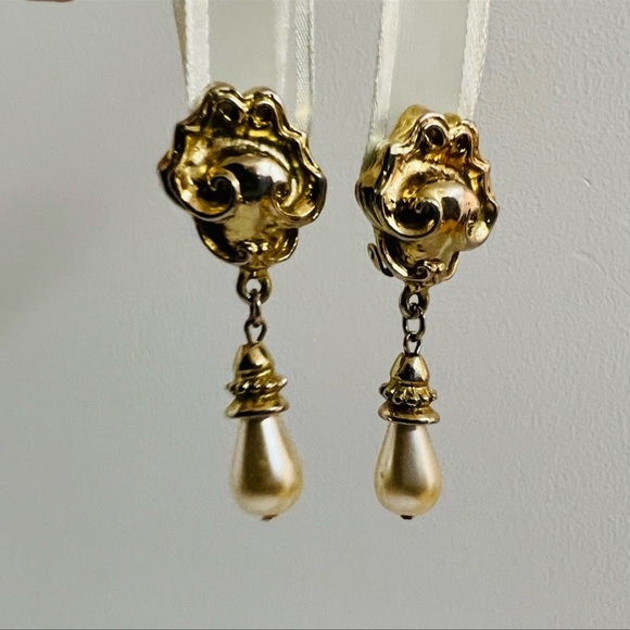 Vintage 80’s Baroque Pearl Drop Earrings - Picture 2 of 5